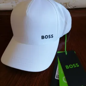 Nov kačket sa etiketom BOSS