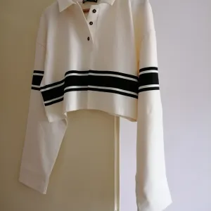 Nov crop top sa dugim rukavima Zara M