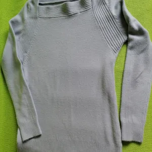 Sivi džemperić sa čamac izrezom