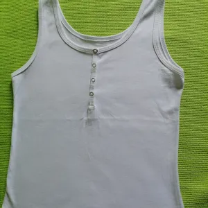 Nova bela majica na bretele