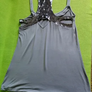 Siva majica na bretele sa šljokicama Bershka  M