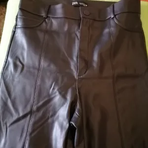 Nove crne pantalone od eko kože Zara  L
