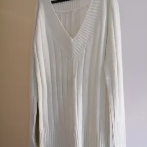 Beli džemperić sa srebrnastim nitima