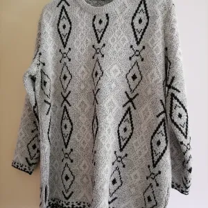 Sivi džemper sa crnim šarama