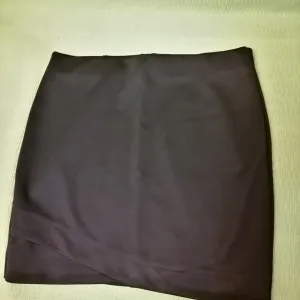 Nova mini uska crna suknjica H&M  40