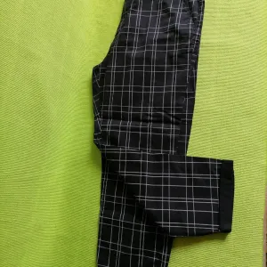 Nove crne karirane pantalone TOP SECRET  42