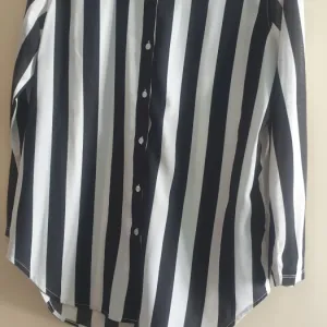 Prugasta tanja košulja H&M  S