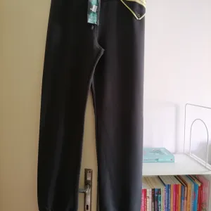 Nov donji deo trenerke sa etiketom  L