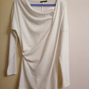 Bela asimetrična duža bluza