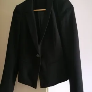 Crni kraći blejzer Stradivarius  M