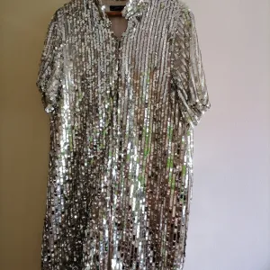 Tunika sa šljokicama Zara S