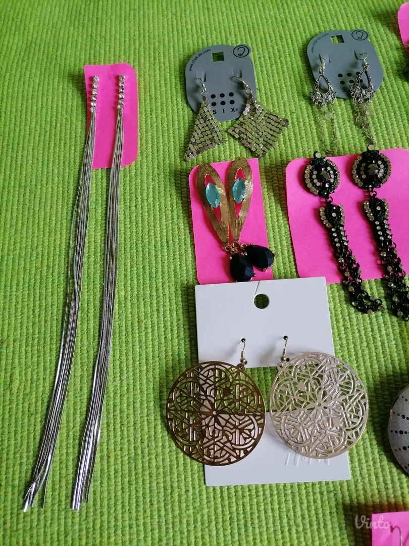 Lot novih minđuša bižuterije