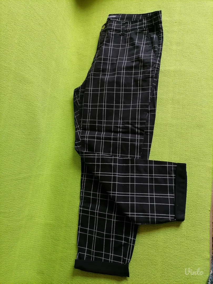 Nove crne karirane pantalone TOP SECRET  42