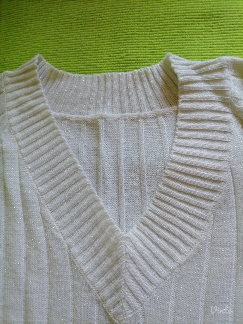 Beli džemperić sa srebrnastim nitima