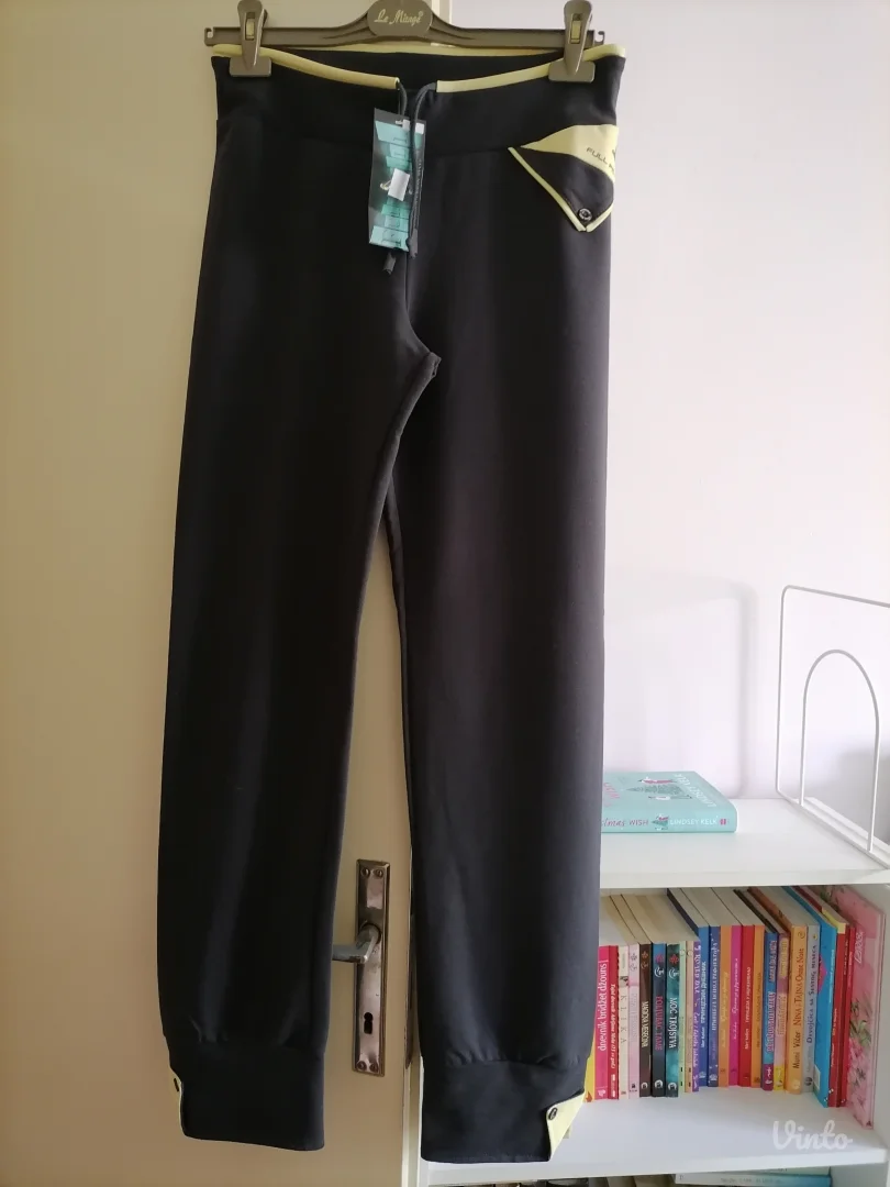 Nov donji deo trenerke sa etiketom  L