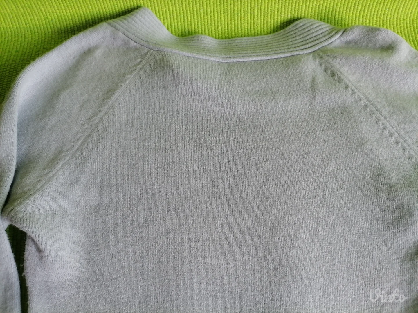 Sivi džemperić sa čamac izrezom