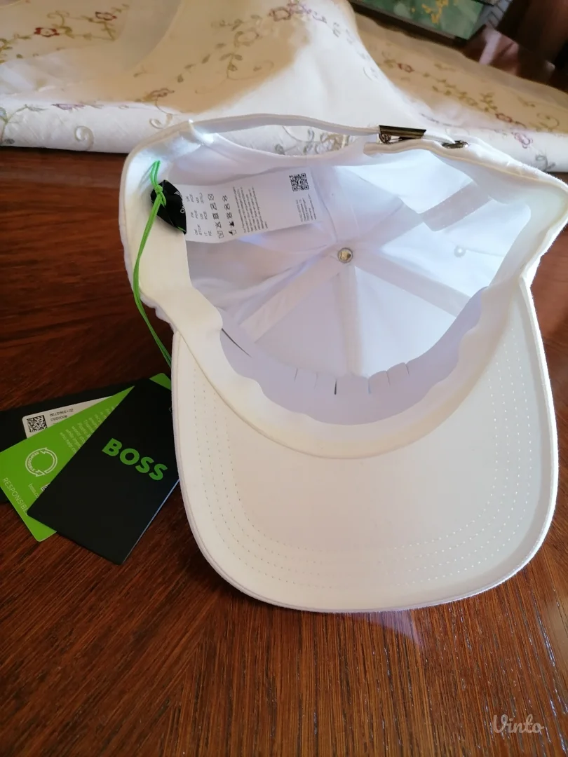 Nov kačket sa etiketom BOSS