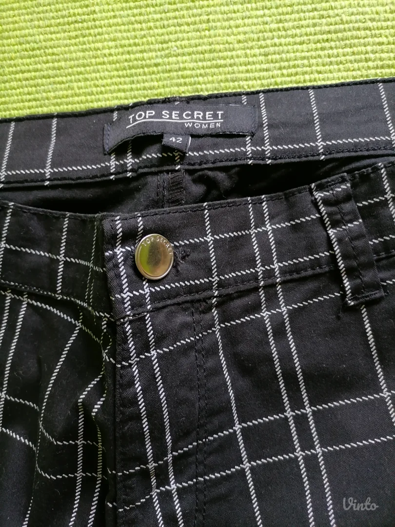 Nove crne karirane pantalone TOP SECRET  42