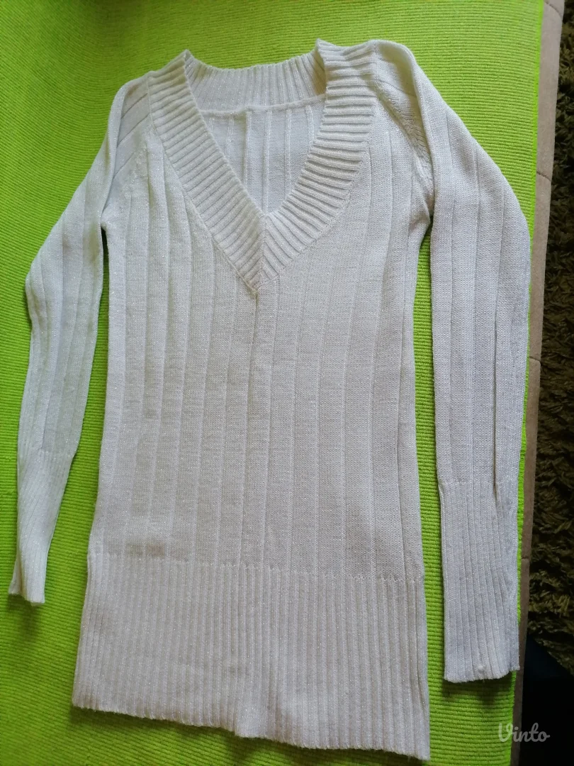 Beli džemperić sa srebrnastim nitima