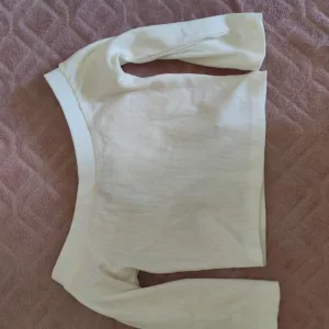 Beli crop top na duge rukave