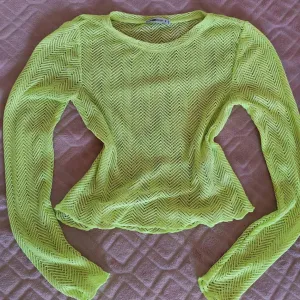 Zelena rupičasta bluza