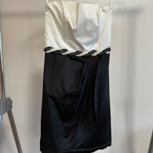 Elegantna crno bela svečana haljina