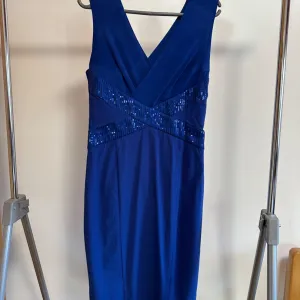 Plava elegantna haljina iznad kolena