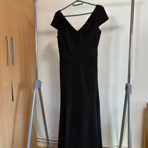 Elegantna crna duga haljina