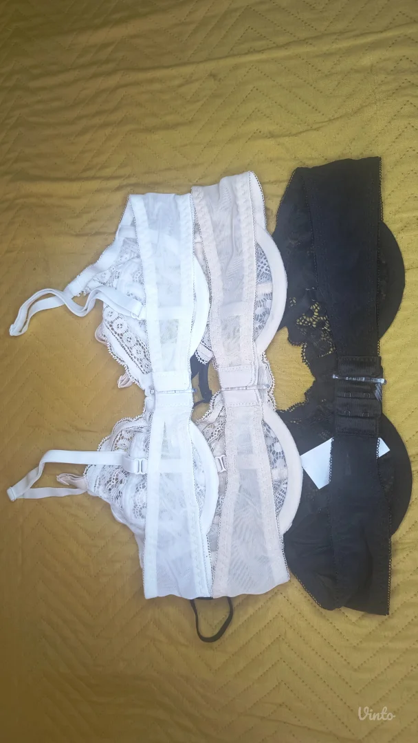 Tri potpuno nova grudnjaka