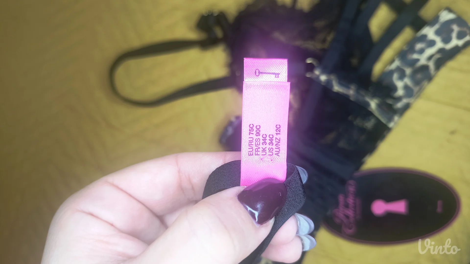 Nov brutalan grudnjak