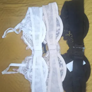 Tri potpuno nova grudnjaka