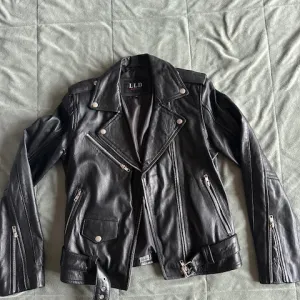 Crna jakna od prirodne kože