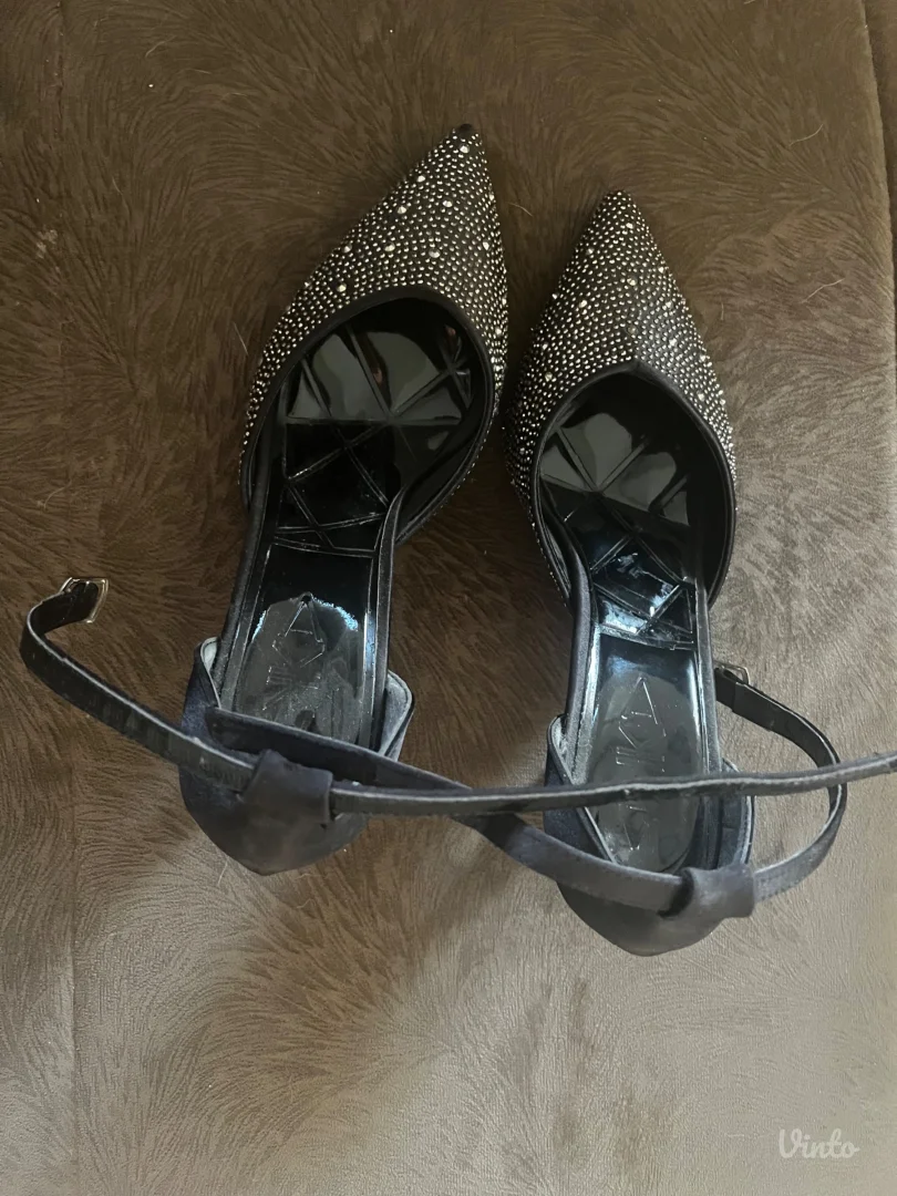 Salonke sa srebrnim detaljima