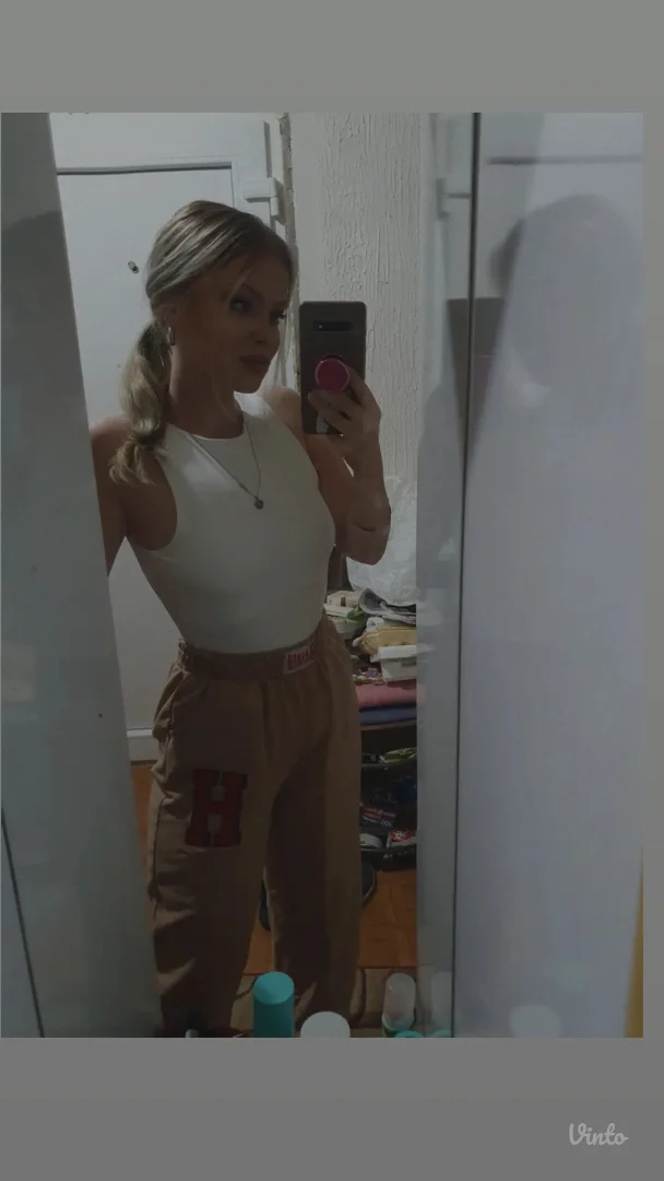 Bež donji deo trenerke sa Harvard natpisom