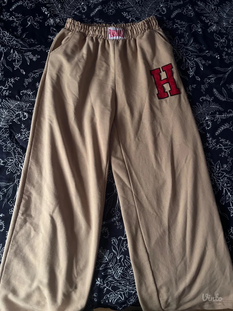 Bež donji deo trenerke sa Harvard natpisom