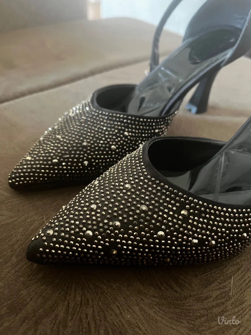 Salonke sa srebrnim detaljima