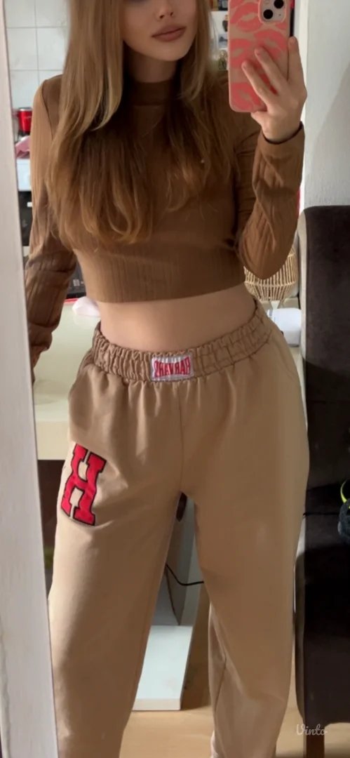 Bež donji deo trenerke sa Harvard natpisom