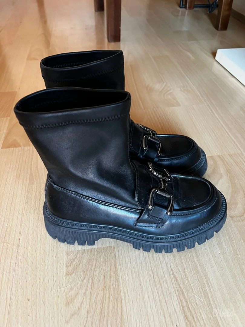 Crne duboke mokasine