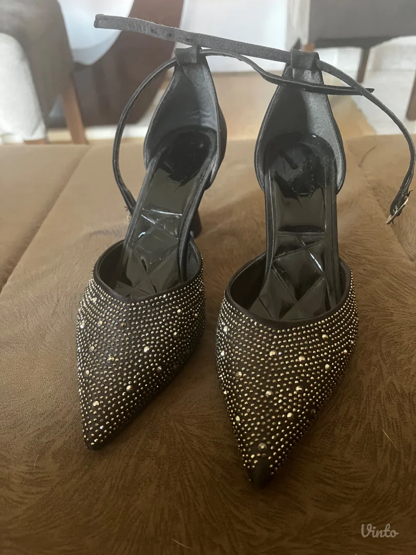 Salonke sa srebrnim detaljima