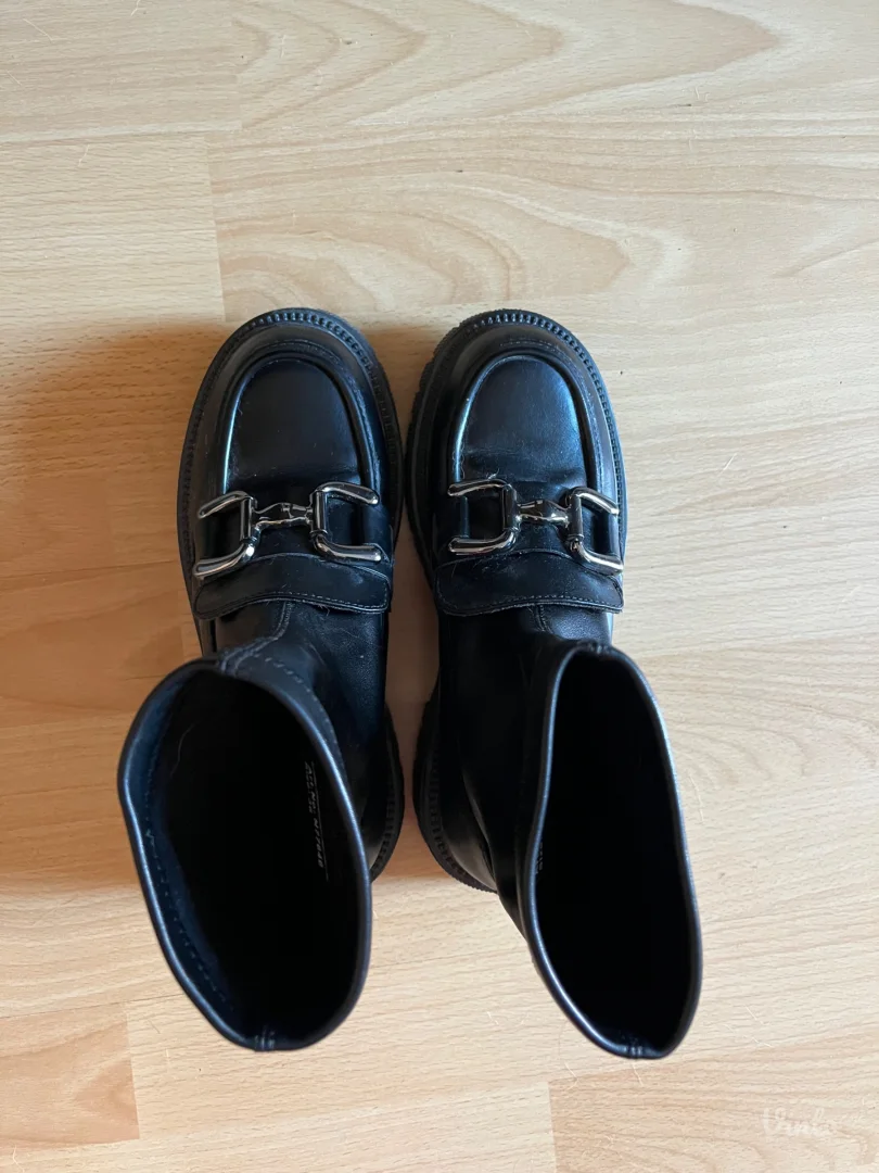 Crne duboke mokasine