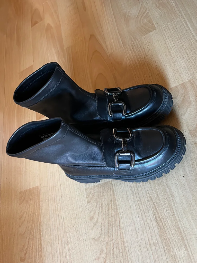 Crne duboke mokasine