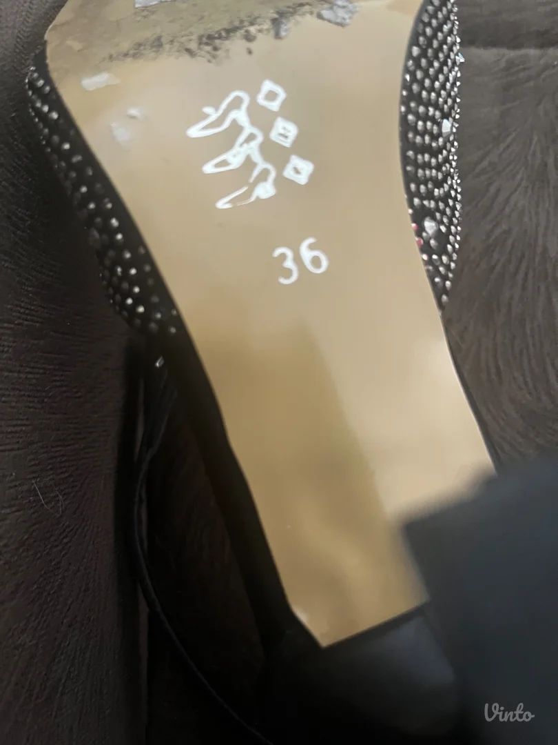 Salonke sa srebrnim detaljima