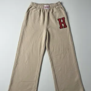 Bež donji deo trenerke sa Harvard natpisom