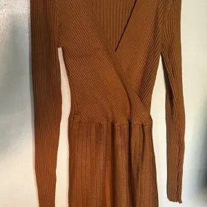 Kamel pletena haljina na preklop