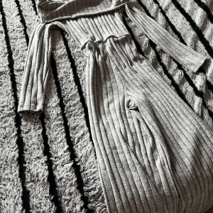 SHEIN sivi rebrasti kombinezon