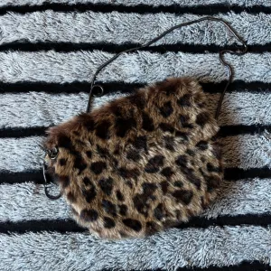 Leopard krznena torbica