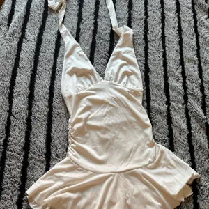 Bela Haljinica/Kombinezon