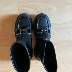 Crne duboke mokasine