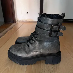 Čizme/martinke sa kaiševima