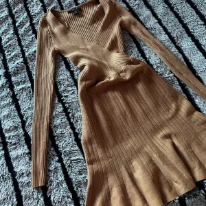 Kamel pletena haljina na preklop